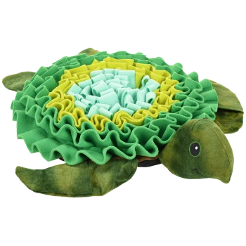 Eine bunte, plüschige, schildkrötenförmige Haustierschnüffelmatte mit geschichteten Rüschen in Grüntönen und Gelb, entworfen für interaktives Füttern.