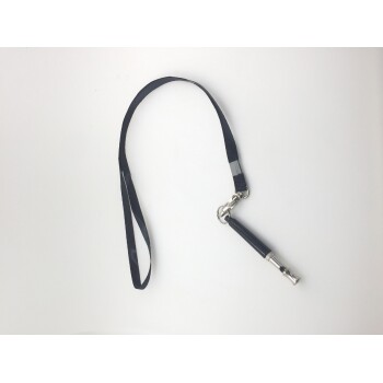 Eine schwarze Hundepfeife, die an einem Nylonriemen befestigt ist, vor einem weißen Hintergrund präsentiert.