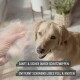 Eine Person hält Hundepelz, während ein Golden Retriever zuschaut. Text: "Sanft & sicher durch Schutznoppen" und "Entfernt loses Fell & Knoten."