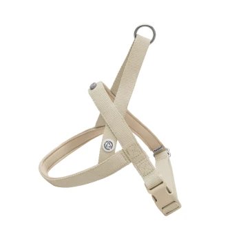 Beiges Hundegeschirr mit verstellbaren Riemen und einem Metall-D-Ring zur Leinenbefestigung, mit einem Logo-Patch.