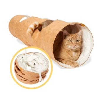 Ein hellbrauner Katzentunnel mit einem weißen Innenraum und einer orangefarbenen Katze, die hineinspäht; im Bild ist der Tunnel zusammengeklappt zur Aufbewahrung.