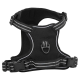 Schwarzes Haustiergeschirr mit reflektierenden Streifen, verstellbaren Riemen und einem passenden Leinen- und Halsband-Set auf einem weißen Hintergrund.