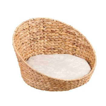 Ein gemütliches, geflochtenes Haustierbett mit einem weichen, hellen Kissen in der Mitte, das für kleine Tiere entworfen wurde.