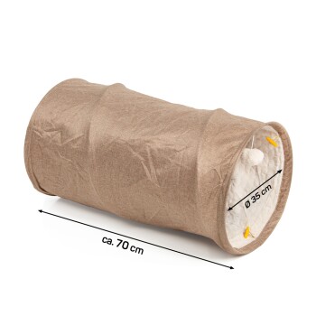 Brauner Haustiertunnel mit weichem Innenraum, etwa 70 cm lang und 35 cm im Durchmesser, mit einem Pom-Pom-Spielzeug.