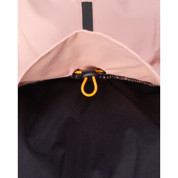 Nahaufnahme des Inneren einer rosa Haustierjacke mit schwarzer Innenfütterung und orangefarbener elastischer Zugschnur mit Kordelstopper.