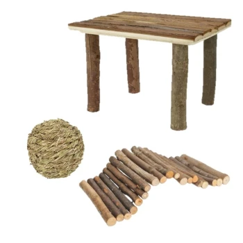 Holztisch für Haustiere mit Baumstammbeinen, einem Heuball und einem Set aus Holzkaustäbchen, ideal für kleine Tiere.