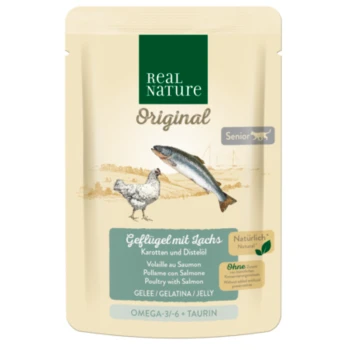 Tüte mit Real Nature Senior Hundefutter mit Geflügel, Lachs, Karotten und Destillatöl. Etiketten lesen "Omega-3/6 + Taurin" und "Natürlich."