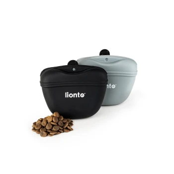 Futterbeutel EasyClick 2er-Set Zwei Haustierfutterbehälter in Schwarz und Grau mit dem Logo "lionto", neben einem Haufen Trockenfutter für Haustiere.