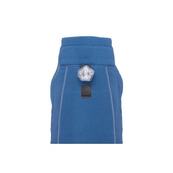 Eine blaue Fleece-Hundejacke mit einem reflektierenden Lichtanhänger und einem schwarzen Ruffwear-Logo-Patch auf dem Rücken.