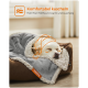 Ein schlafender Hund, eingewickelt in eine gemütliche Decke auf einem Haustierbett, mit dem Text 'Komfortabel kuscheln' und 'Hält Ihren Fellfreund warm und kuschelig.'