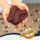 Hände halten mehrere Scheiben dunkler, zähe Haustierleckerlis, mit einem Abzeichen, das "Bewährte Qualität seit über 15 Jahren" und "Beste Qualität" angibt.