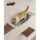 Eine hellorange Katze läuft auf einer stilvollen wandmontierten Brücke mit Holzstützen und einer braunen Matte darunter. Das Logo "clickat by feandrea" ist in der Ecke.