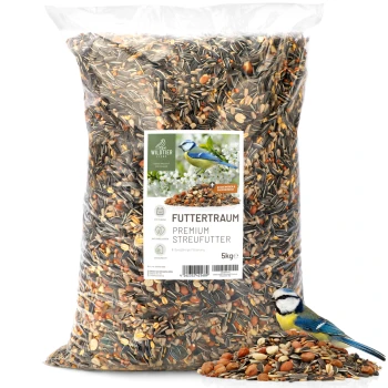 Eine 5-kg-Tüte "Futtertraum Premium Streufutter" Vogelfutter, mit einem Blaumeisen, das daneben sitzt, und einer Mischung aus Samen und Nüssen.