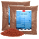 Zwei blau-lidige Eimer mit Lyra Pond Fischfutter mit dem Text "ALLES FÜR IHREN TEICH" und einem Haufen roter Fischpellets davor.