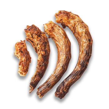Drei getrocknete Fleischkausnacks für Hunde, die in Größe und Textur variieren, vor einem weißen Hintergrund präsentiert.