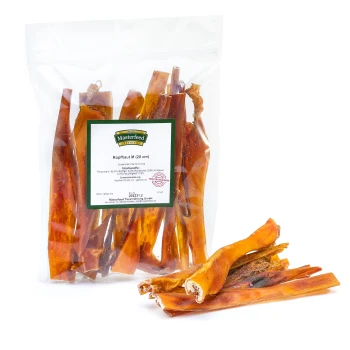 Eine durchsichtige Plastiktüte mit mehreren langen, getrockneten Hundekauartikeln, beschriftet mit 'Masterfeed Kopfhaut M (20 cm)' mit Nährwertinformationen.