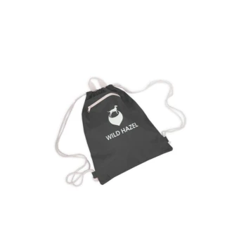 Schnür-Rucksack in Dunkelgrau mit einem weißen Logo, das eine Hundesilhouette und den Text "WILD HAZEL" zeigt.