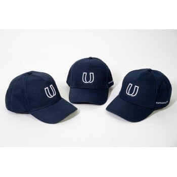 Drei marineblaue Baseballmützen mit einem weißen gestickten "U"-Logo auf der Vorderseite und "HUFEISEN" an der Seite.