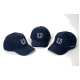 Drei marineblaue Baseballmützen mit einem weißen gestickten "U"-Logo auf der Vorderseite und "HUFEISEN" an der Seite.