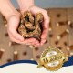 Eine Person hält einen großen getrockneten Tierleckerlis mit kleineren Leckerlis auf einer Holzoberfläche; eine goldene Auszeichnung liest "Beste Qualität."