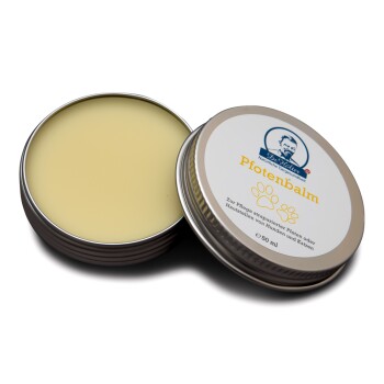 Eine Metalldose mit Pfotenbalsam, die mit 'Pfotenbalsam' beschriftet ist, mit einem hellgelben Balsam, der innen sichtbar ist, und für Hunde und Katzen gedacht ist.