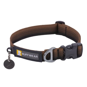 Ein brauner und schwarzer Hundehalsband von Ruffwear, mit einem metallenen D-Ring und einem Anhänger mit einem Glockensymbol, der das Markenlogo zeigt.