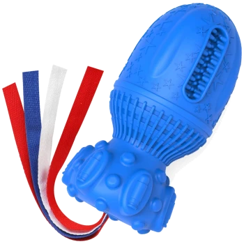 Blaues Gummihundespielzeug in Flaschenform, mit strukturierten Oberflächen und drei bunten Bändern (rot, weiß, blau) befestigt.
