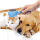 Eine Person bürstet eine weiß-orangefarbene Katze mit einer blauen Pflegebürste, während ein Golden Retriever daneben auf einer weißen Couch ruht.