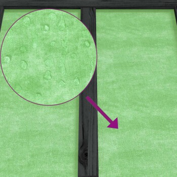 Nahaufnahme eines grünen wasserdichten Haustierbettstoffs mit Wassertropfen und einem lila Pfeil, der die Wasserbeständigkeit hervorhebt.