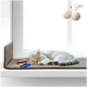 Weiße Katze schläft auf einem beigen Katzenbett am Fenster mit sichtbaren „Deutsche Marke“ und „Made in EU“ Etiketten.