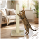 Getigerte Katze steht auf den Hinterbeinen und kratzt an einem hohen beigen Sisal-Kratzbaum mit hängendem Ball im Wohnzimmer; kleines blaues Logo an der Basis.