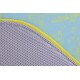 Nahaufnahme einer Haustiermatte mit einer hellblauen Oberfläche mit gelben Mustern, umrandet von einem grauen Netz und gelbem Rand.