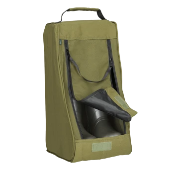 Olivgrüne Stiefeltasche mit Reißverschluss und Griff, teilweise geöffnet, zeigt schwarze Gummistiefel im Inneren.