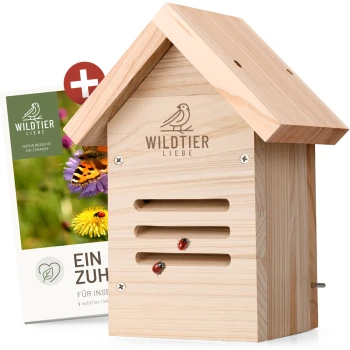 Holzinsektenhaus mit einem geneigten Dach, mit dem Logo 'WILDTIER LIEBE' und Marienkäfern am Eingang, neben einer Produktkarte.