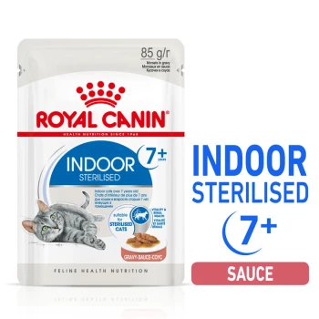 Nourriture pour chats Royal Canin Indoor Sterilised pour les chats de plus de 7 ans, en sauce, paquet de 85 g, avec une illustration de chat gris.