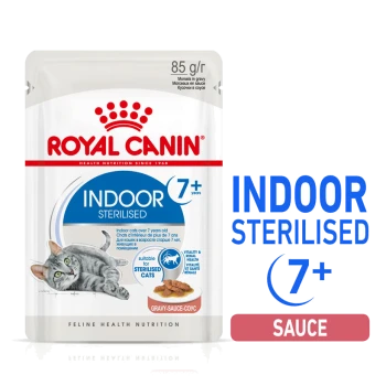 Nourriture pour chats Royal Canin Indoor Sterilised pour les chats de plus de 7 ans, en sauce, paquet de 85 g, avec une illustration de chat gris.