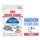 Nourriture pour chats Royal Canin Indoor Sterilised pour les chats de plus de 7 ans, en sauce, paquet de 85 g, avec une illustration de chat gris.