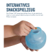 Eine Hand hält ein blaues interaktives Haustierspielzeug mit der Aufschrift 'Snoop', in das ein Leckerli eingelegt wird; der Text beschreibt es als ein verspieltes Snackspielzeug für Hunde.