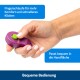 Eine Hand hält einen lila Haustiertrainings-Klicker mit einem grünen Knopf, mit Text auf Deutsch über Komfort und Benutzerfreundlichkeit.
