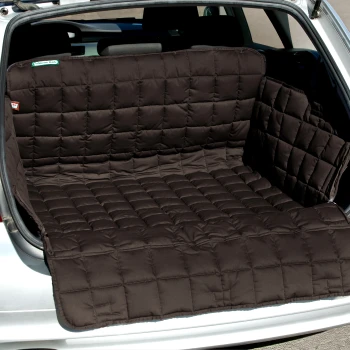 Une housse de siège de voiture pour animaux en peluche, de couleur marron foncé, étalée à l'arrière d'un véhicule, conçue pour protéger l'intérieur des poils et de la saleté des animaux.