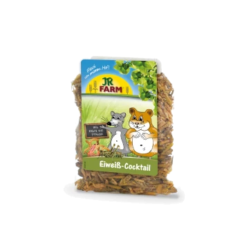 Przezroczysta plastikowa torba z karmą dla zwierząt "JR FARM Eiweiß-Cocktail," z rysunkowym chomikiem i myszą, oznaczone "Frisch von unseren Hof!"