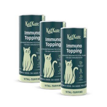 Drei KatKare 'Immuno Topping'-Dosen, türkisfarbene Etiketten mit Katzenillustration und sichtbarem Text 'KatKare' und 'Vital-Topping'.