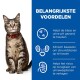 Een tabby kat met groene ogen en een rode halsband zit tegen een blauwe achtergrond met tekst over gezondheidsvoordelen voor de urinegezondheid.