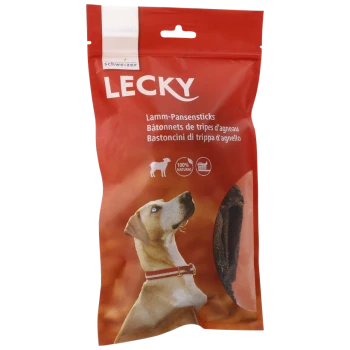 Rote Verpackung für Lecky Lamm-Pansensticks Hundeleckerlis, mit einem Hundebild und Text in mehreren Sprachen, der "100 % NATÜRLICH" besagt.