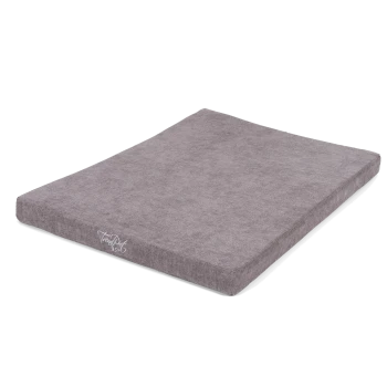 Graues rechteckiges Haustierbett-Kissen mit strukturiertem Stoff und eingesticktem TrendPet-Logo.
