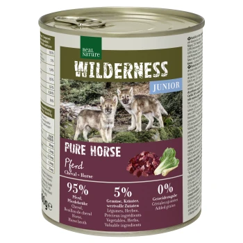 WILDERNESS Junior PURE HORSE  Cheval 6x800 g Une boîte de nourriture pour animaux Real Nature Wilderness Junior avec deux louveteaux sur un fond forestier, étiquetée "Pure Horse" (95 % cheval, 5 % légumes/herbes).