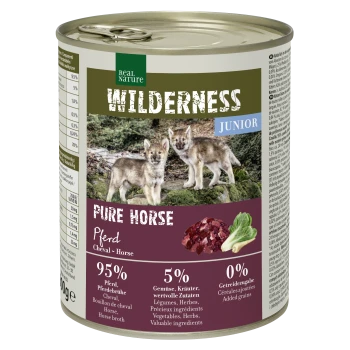 Eine Dose Real Nature Wilderness Junior Tiernahrung mit zwei Wolfwelpen vor einem Waldhintergrund, beschriftet mit "Pure Horse" (95% Pferd, 5% Gemüse/Kräuter).