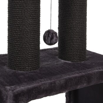 Eine Nahaufnahme eines dunkelgrauen Katzenbaums mit zwei sisalumwickelten Kratzpfosten und einem baumelnden Plüschballspielzeug.