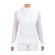 Eine Frau trägt ein langärmliges weißes Sportshirt mit hohem Kragen und dekorativen Nieten am Ausschnitt.