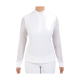 Eine Frau trägt ein langärmliges weißes Sportshirt mit hohem Kragen und dekorativen Nieten am Ausschnitt.
